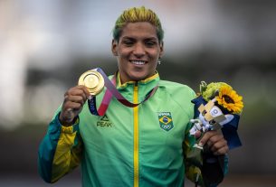 Ana Marcela Cunha é ouro na maratona aquática