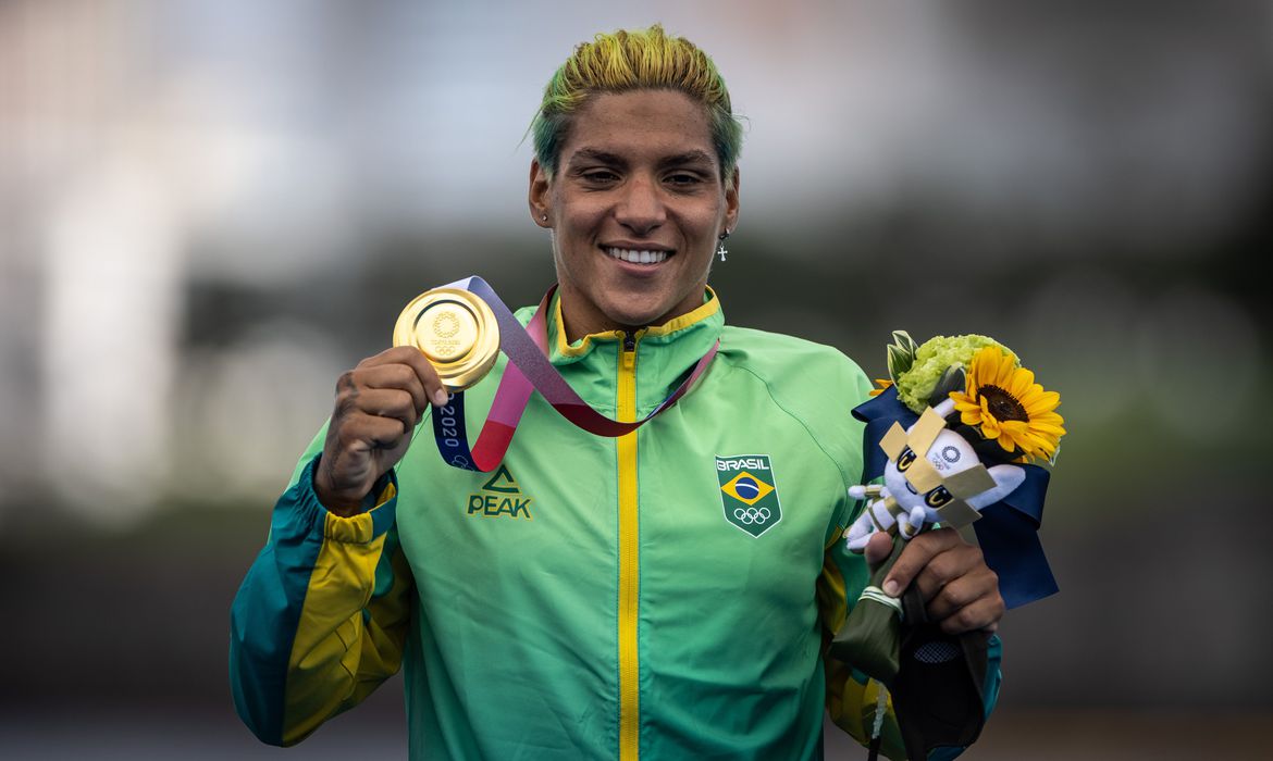 Ana Marcela Cunha é ouro na maratona aquática