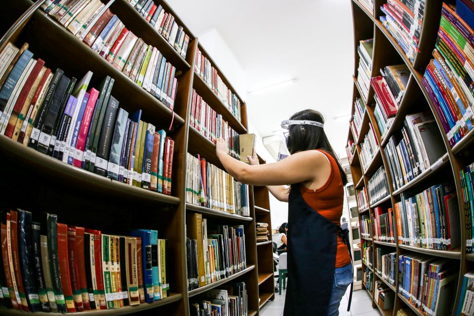 Em 2021, mais de 15 mil empréstimos de livros foram feitos nas bibliotecas da Prefeitura de Maringá