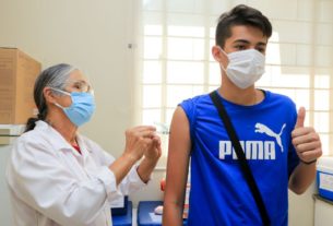 Maringá inicia 3ª dose contra covid-19 para adolescentes entre 12 e 17 anos