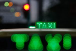 Cerca de 325 mil taxistas foram cadastrados pelas prefeituras para receber o benefício emergencial Bem-Taxista. Deste total, 290 mil não possuem pendências, o que os coloca como habilitados para receber essa compensação concedida até dezembro, com o objetivo de amenizar os efeitos do alto preço de combustíveis e derivados para esses profissionais. Os números, ainda não fechados, foram apresentados hoje (15) pelo ministro do Trabalho e Previdência, José Carlos Oliveira, em coletiva para esclarecer eventuais dúvidas sobre este benefício e sobre o Auxílio Caminhoneiro, concedido pelo mesmo motivo a motoristas autônomos. No caso dos transportadores autônomos, o governo trabalha tendo como referência a base de dados da Agência Nacional de Transporte Terrestre (ANTT), segundo a qual há, no país, pouco mais de 848,3 mil caminhoneiros. “Temos R$ 7,4 bilhões disponibilizados para os dois benefícios. Nossa intenção é a de usar todos esses recursos”, disse o ministro. Ele lembrou que, caso não sejam usados no prazo de 90 dias, os recursos “voltam para o Tesouro”. O valor mensal máximo dos dois benefícios é de R$ 1 mil. O ministro lembrou que esse valor pode ser reduzido, caso a demanda seja maior do que a projetada, de forma a ultrapassar o limite orçamentário de R$ 7,4 bilhões. “O valor teto é R$ 1 mil, mas pode reduzir caso haja um boom de taxistas inscritos, por exemplo”, disse Oliveira. Ele acrescentou que, pelo mesmo motivo, é possível também a redução do número de parcelas previstas. O ministro comentou que houve casos de prefeituras que não enviaram o cadastro de taxistas “por questões ideológicas”. “Não foi uma coisa alarmante, mas aconteceu”, ponderou sem detalhar quais teriam sido essas prefeituras. Taxistas O auxílio emergencial voltado a taxistas começará a ser pago amanhã (16) em seis parcelas de R$ 1 mil, “observadas a quantidade de taxistas elegíveis e o limite global disponível para o pagamento do auxílio”, conforme informado pelo Ministério do Trabalho. As parcelas de julho e agosto serão pagas juntas, e a terceira parcela será paga em 30 de agosto. Têm direito ao benefício motoristas de táxi registrados nas prefeituras, titulares de concessões ou alvarás expedidos até 31 de maio. Segundo o ministro, as prefeituras terão muitas oportunidades para atualizarem o cadastro, de forma a garantir que os beneficiários acessem seus direitos. “Sempre vamos permitir que os prefeitos complementem a informação”, garantiu Oliveira. O motorista que estiver com o CPF pendente de regularização junto à Receita Federal não poderá receber o valor. Além disso, o benefício não poderá ser pago cumulativamente com o auxílio caminhoneiro. Mais informações podem ser obtidas por meio do aplicativo Caixa Tem. Caminhoneiros Os motoristas de carga autônomos receberam, no dia 9, as duas primeiras parcelas do Auxílio Caminhoneiro. O dinheiro foi depositado nas contas poupança sociais digitais, mas podem ser movimentado por meio do aplicativo Caixa Tem, que permite a compra em lojas virtuais cadastradas, o pagamento de contas domésticas e a transferência para qualquer conta bancária. Criado pela emenda constitucional que estabeleceu estado de emergência por causa da alta do preço dos combustíveis, o Auxílio Caminhoneiro será concedido até dezembro para os profissionais cadastrados no Registro Nacional de Transportadores Rodoviários de Cargas (RNTR-C), da ANTT até 31 de maio deste ano. Também chamado de Benefício Emergencial Caminhoneiro (Bem-Caminhoneiro), o auxílio será pago a cada transportador autônomo, independentemente da quantidade de veículos que tiver. O pagamento será revisado mensalmente. Para os próximos lotes de pagamento, a ANTT vai encaminhar ao Ministério do Trabalho e Previdência a relação dos transportadores autônomos de cargas que estiverem na situação “ativo” no RNTR-C. Quem estiver com situação cadastral pendente ou suspensa poderá regularizar o registro na ANTT e receber as parcelas a partir da data da regularização. No entanto, o governo esclarece que não terá direito a parcelas que tenham sido pagas.