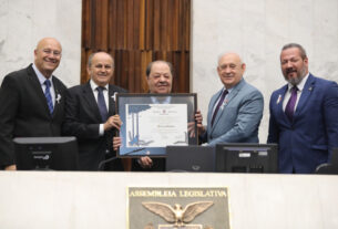 Nelson Barbosa, ex-presidente da APAE de Maringá, recebe o Título de Cidadão Honorário do Paraná